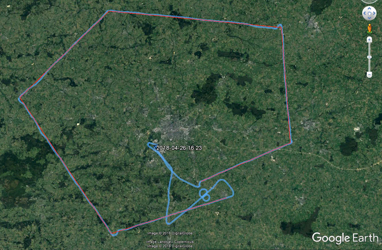 In red, the theoretical course. In blue, the navigation and maneuverability section with the two loops.