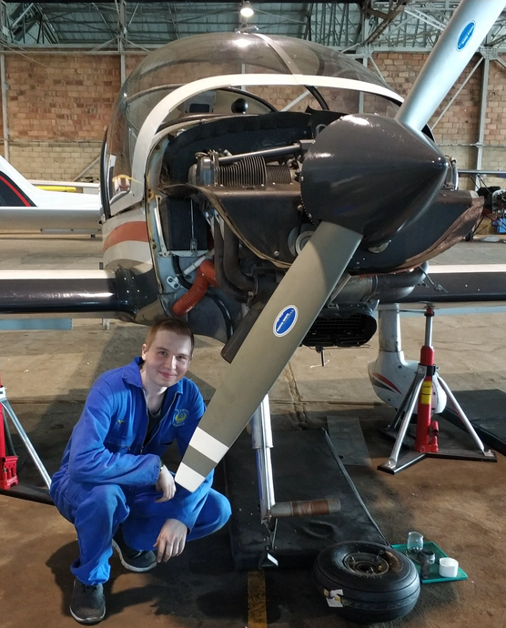Sous le DR400, démontage du compas Sous le DR400, démontage du compas