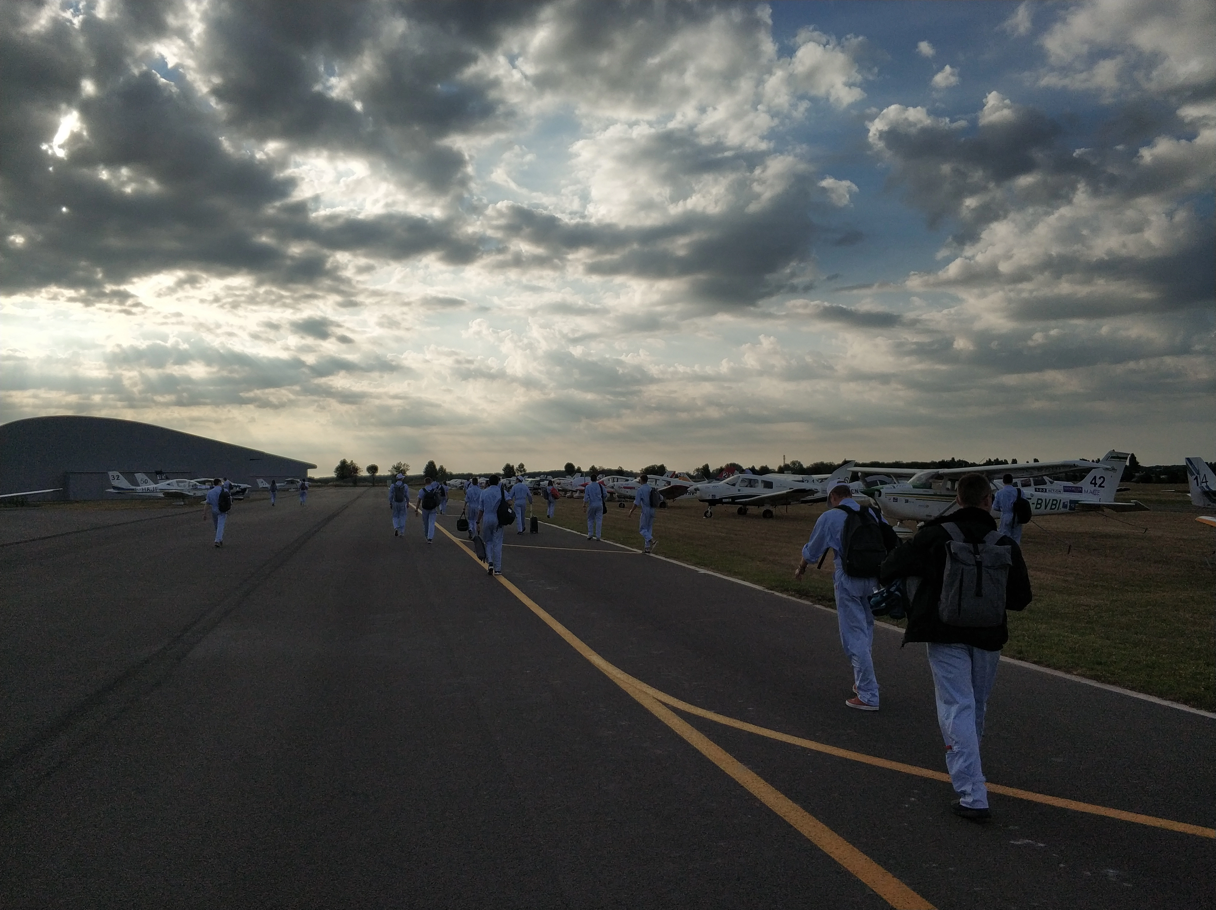 Les "touristes" rejoignant les avions.