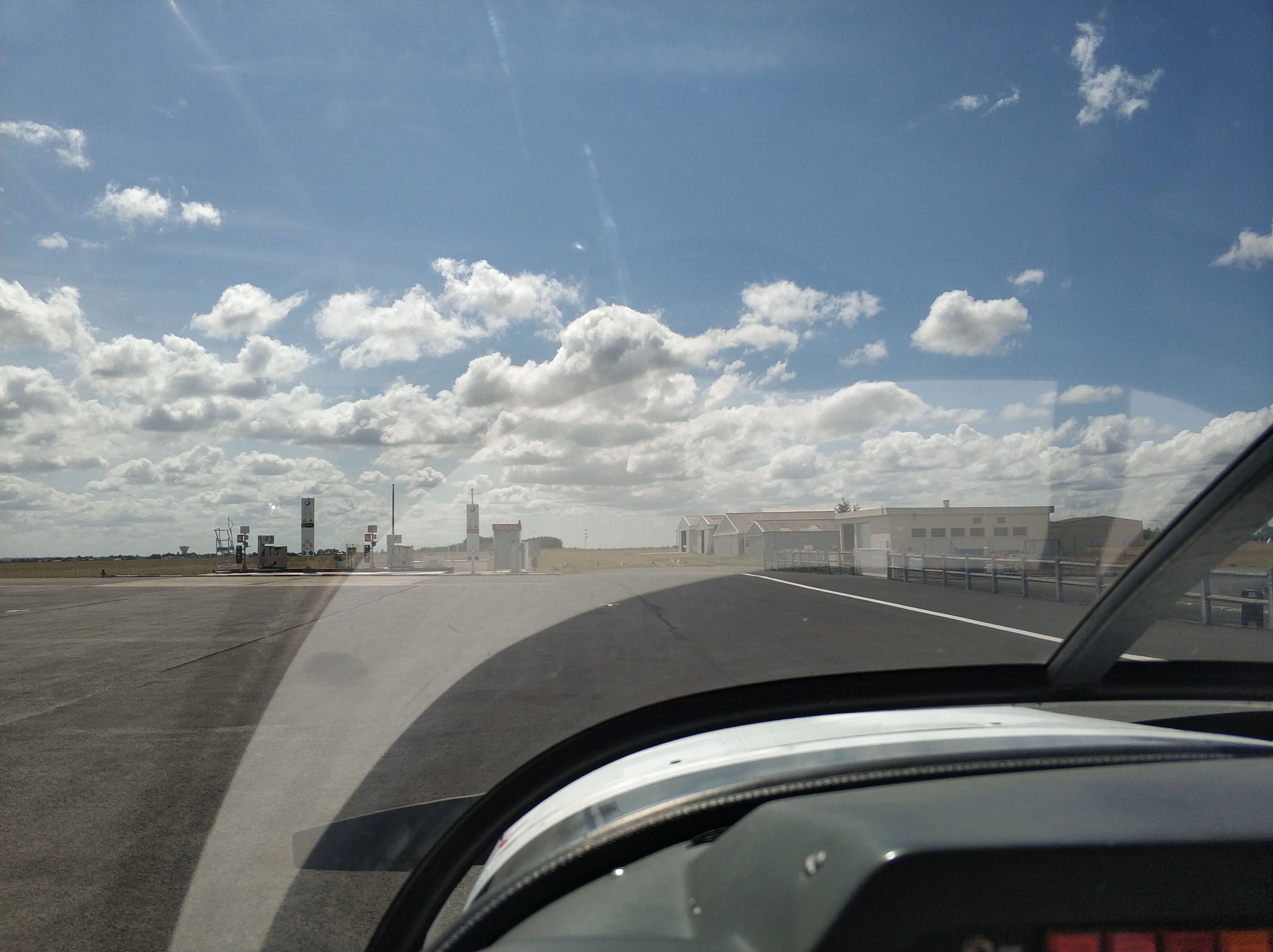 L'aérodrome de Niort, ville étape sur le chemin du retour.