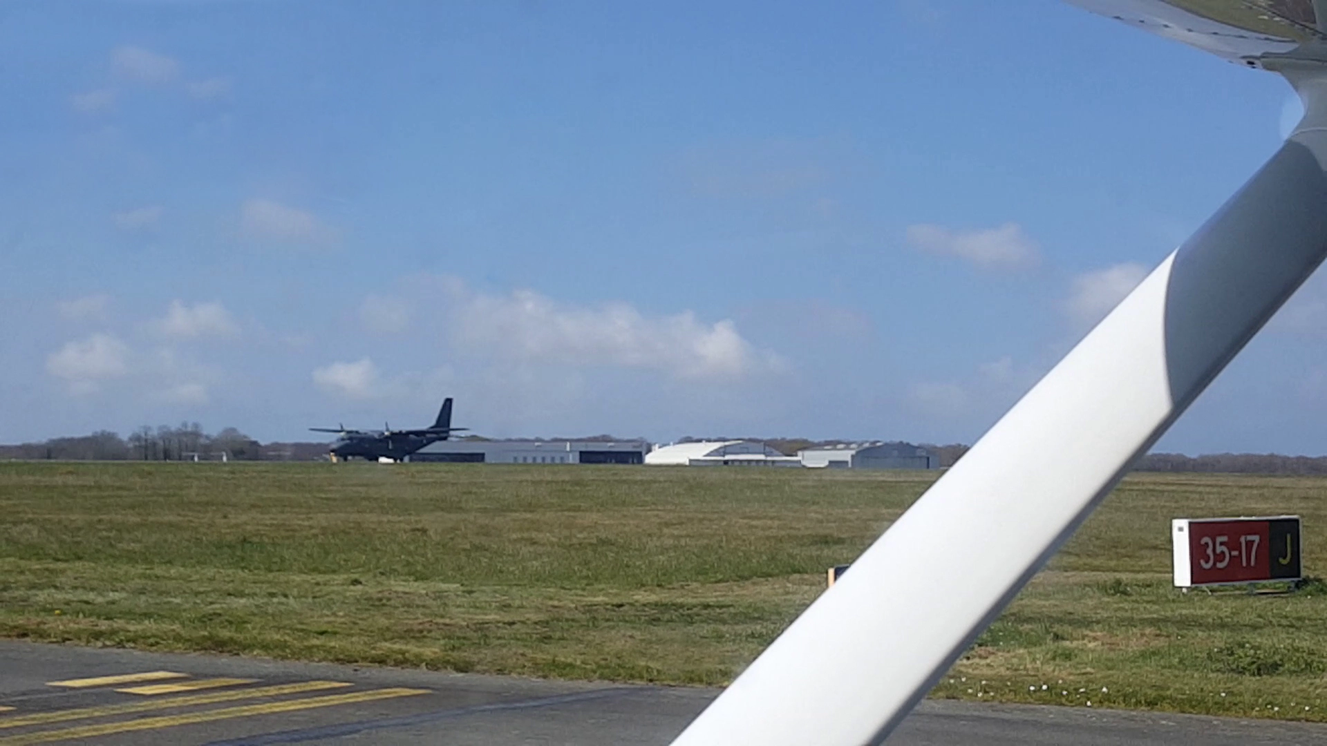 Le CASA CN-235 qui remonte la piste