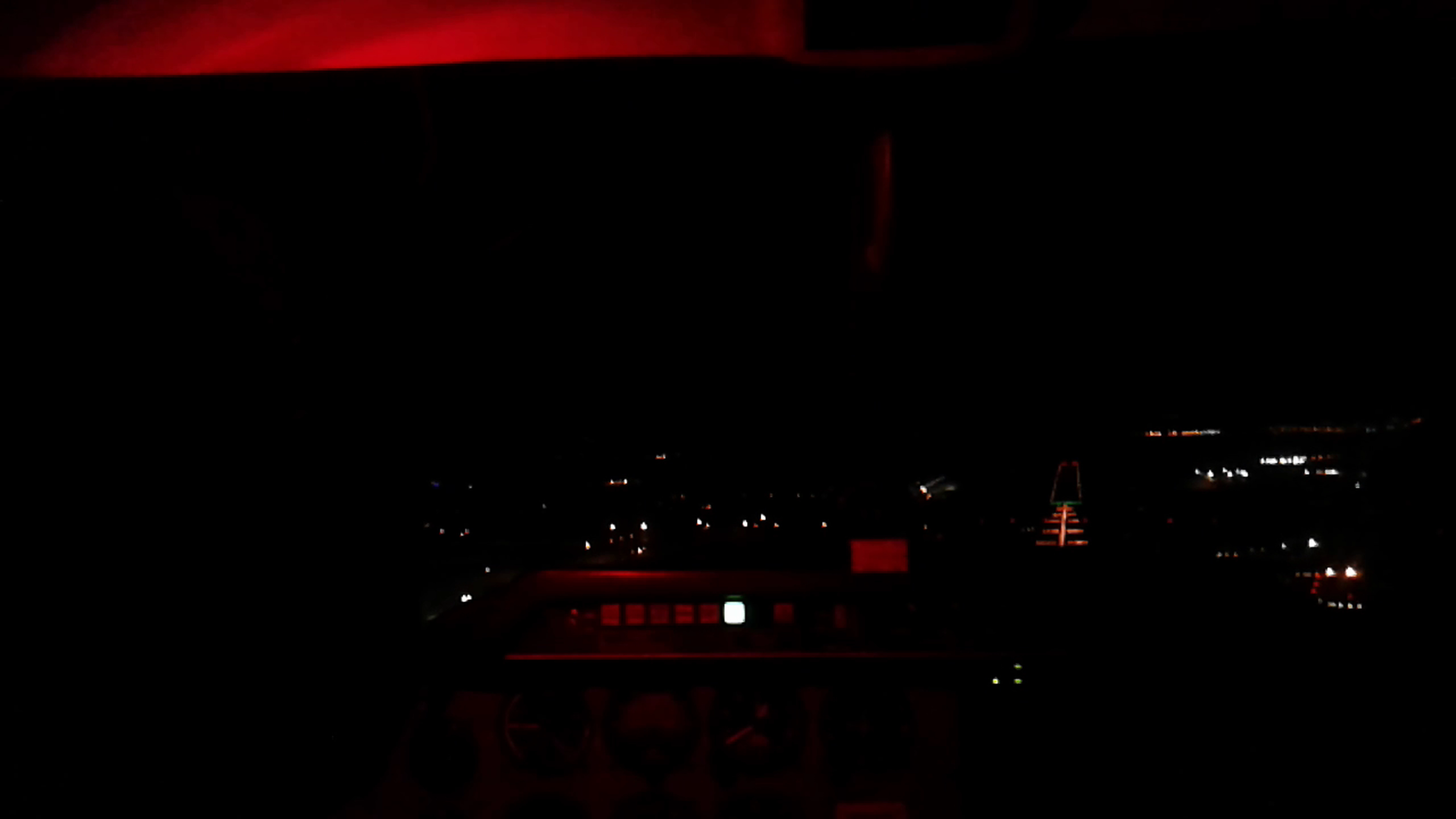 Avec la lumière rouge de la torche frontale Avec la lumière rouge de la torche frontale